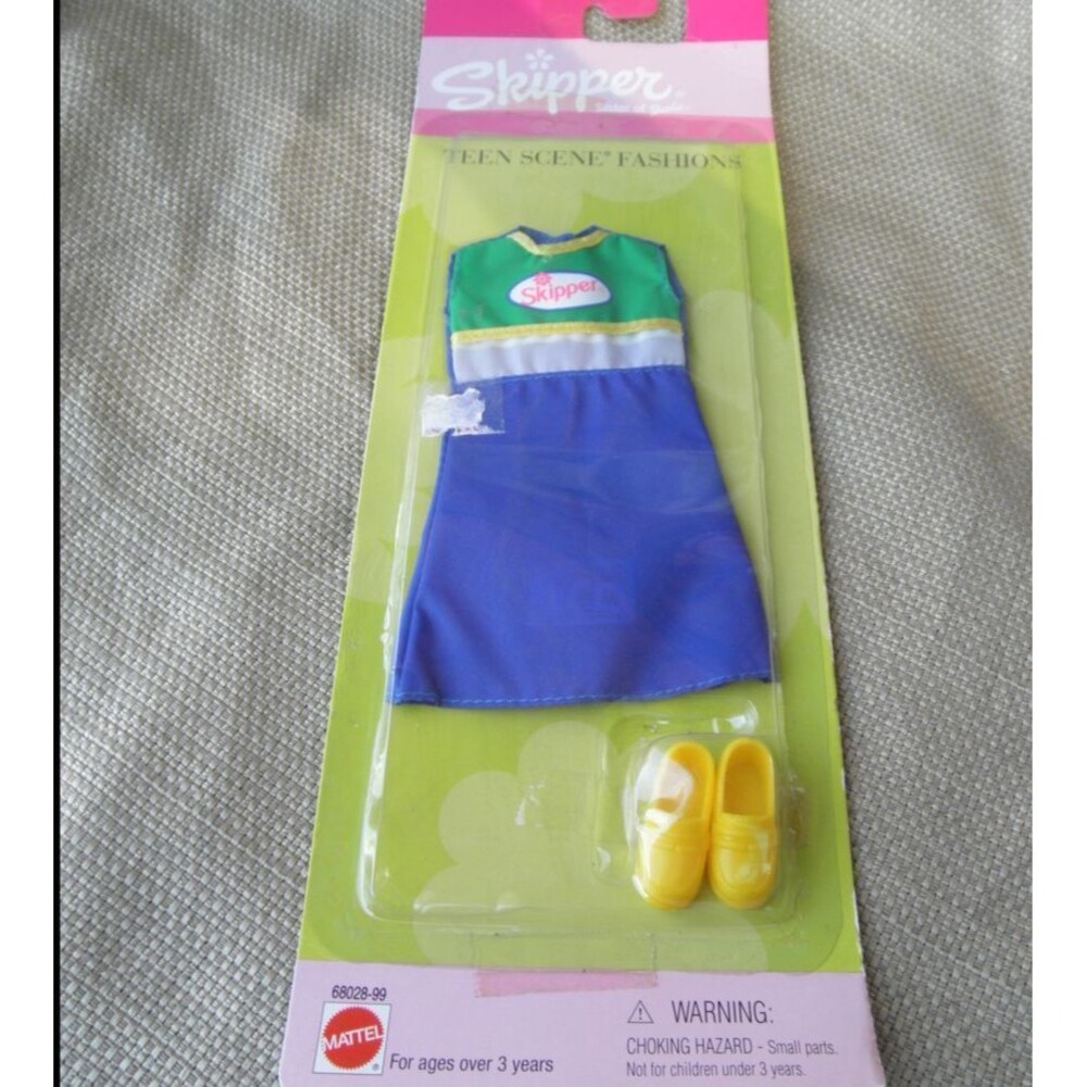 NEW 1999 VINTAGE, by MATTEL #68028-99, SKIPPER TEEN SCENE FASHIONS